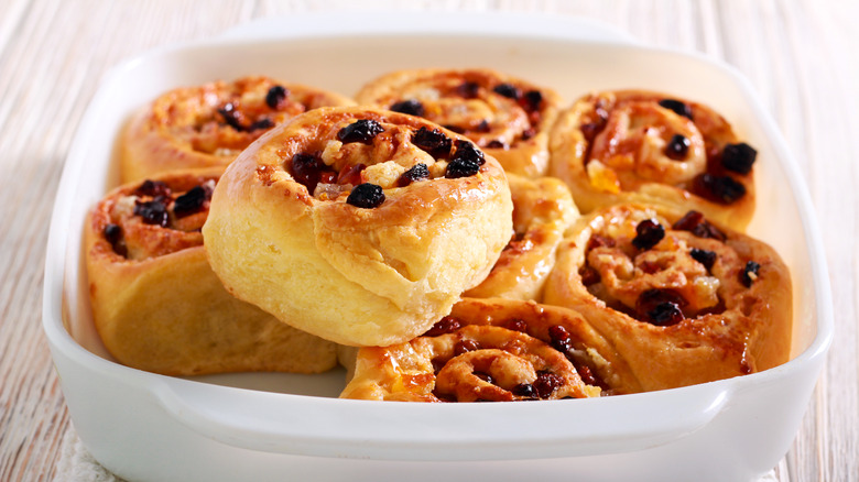 Cinnamon rolls with raisins