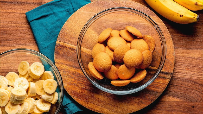 Bowls of vanilla wafers and bananas