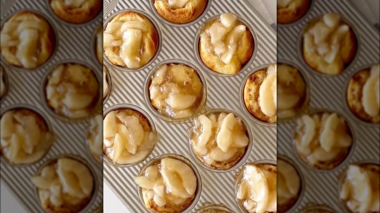 cinnamon roll mini apple pies