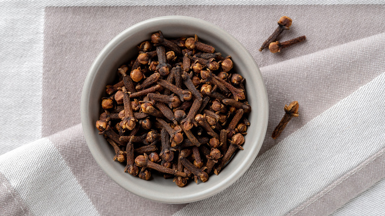 Bowl of cloves.