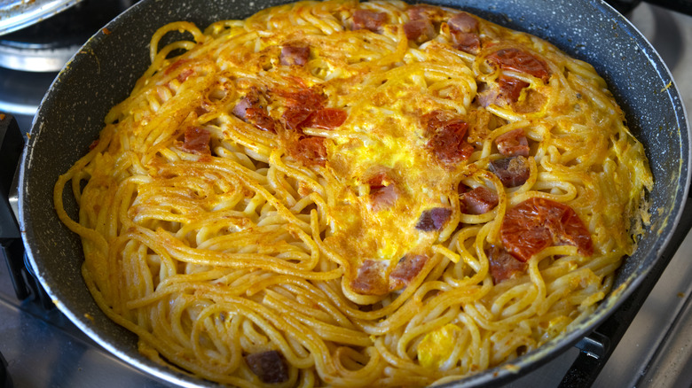 spaghetti frittata in the pan