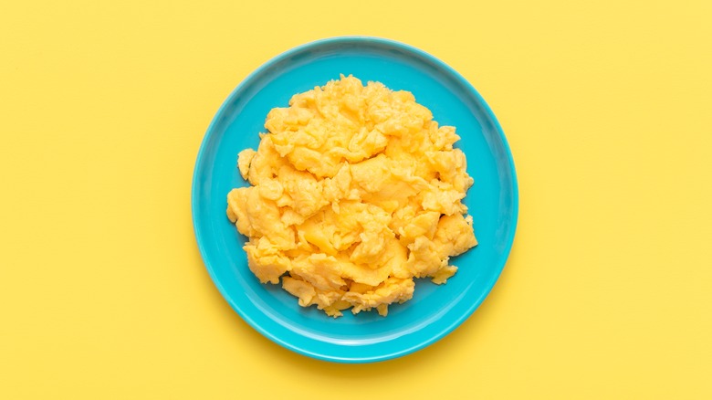 scrambled eggs on blue plate