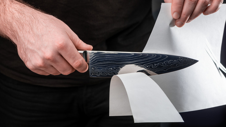 Testing Damascus steel knife sharpness 