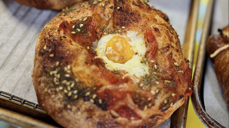bialy with egg and bacon