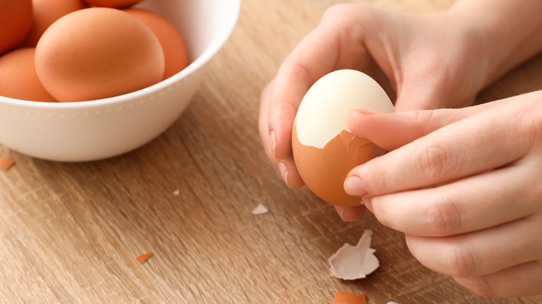 peeling hardboiled egg