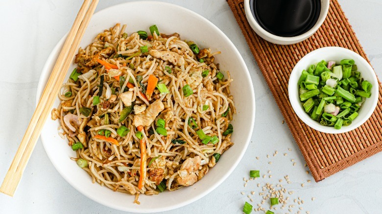 Chow mein with sauce and scallions