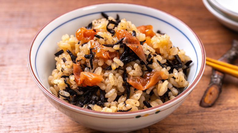 close up image of rice mixed with hijiki and tomatoes
