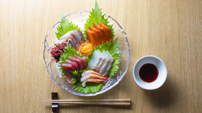 Sashimi in a bowl is shiso leaves