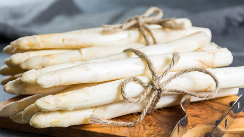 Two bunches of white asparagus