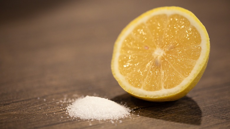 Sliced lemon and sugar