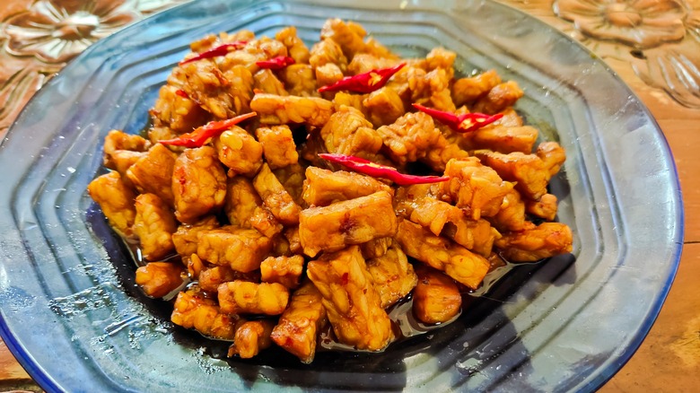 saucy tempeh with spicy peppers