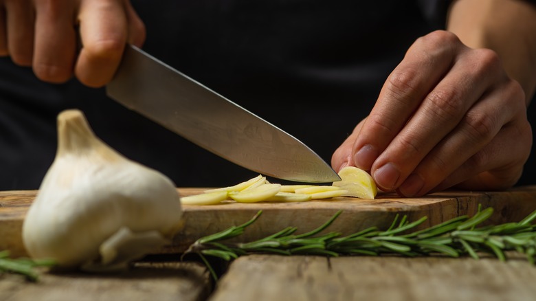 slicing garlic cloves
