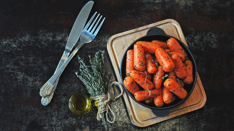Baked baby carrots with herbs