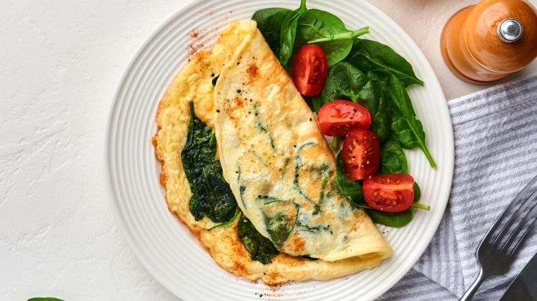 Egg white omelet with spinach and tomatoes