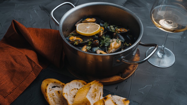 mussels with bread and wine