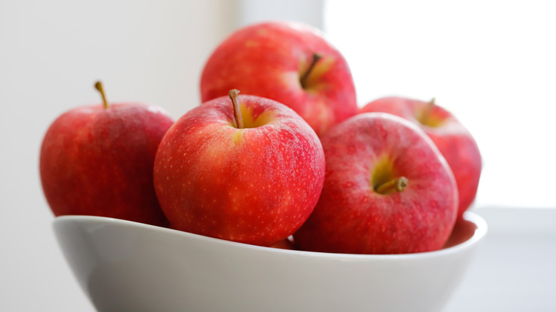 apples in a bowl