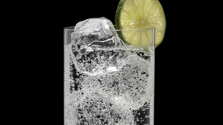 Carbonated water with lime