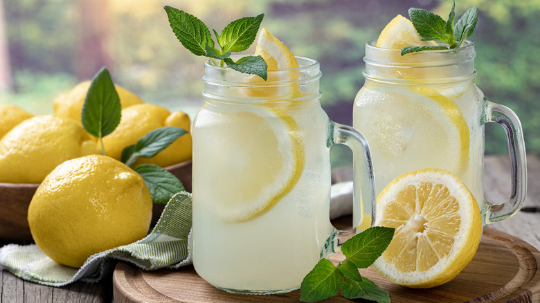 Fresh lemonade in glasses with mint and sliced lemons 