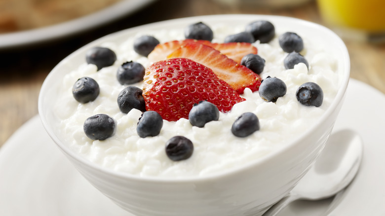 cottage cheese with berries