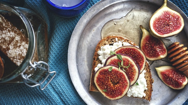 Cottage cheese toast with figs and honey