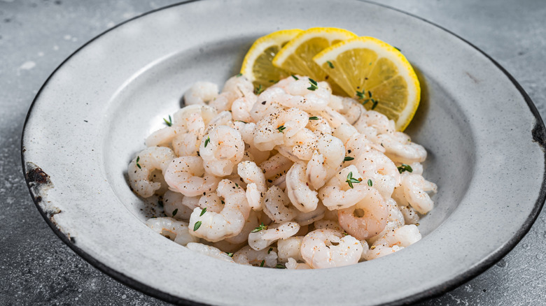 Bowl of boiled shrimp with lemon garnish