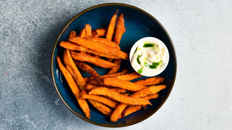 Crispy sweet potato fries with dip