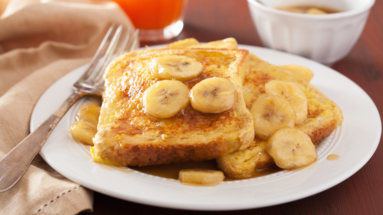 French toast with bananas and maple syrup