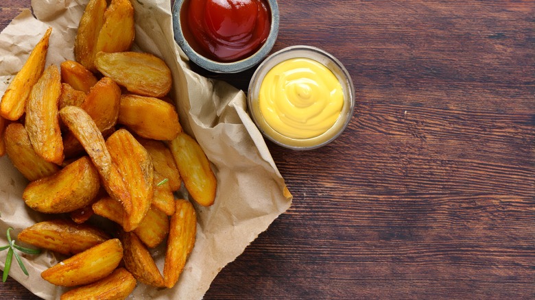 potato wedges with dipping sauces