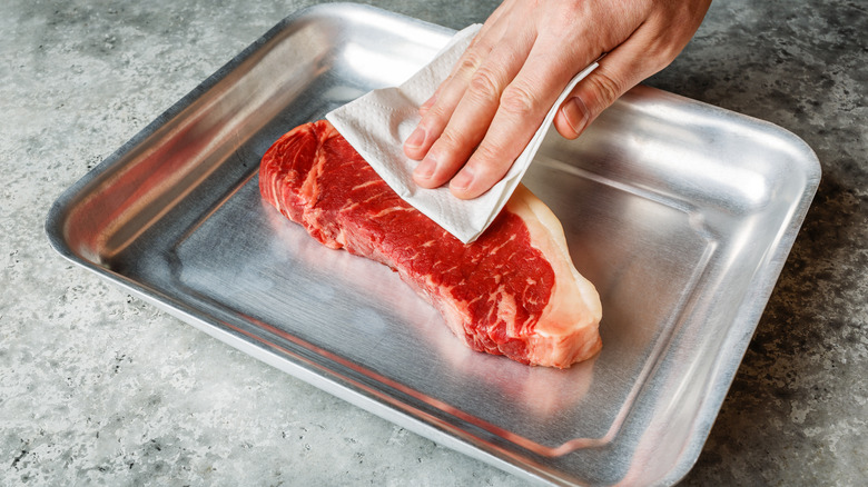drying steak on sheet pan with paper towel 