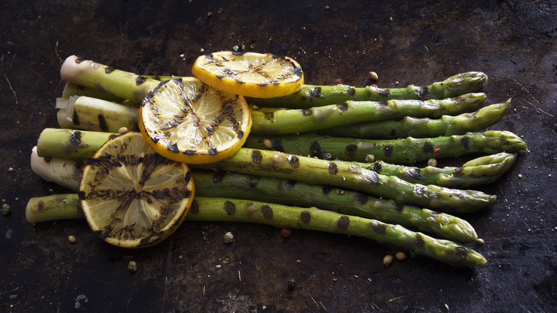 Grilled asparagus with lemon slices