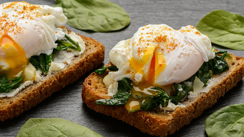 Poached eggs with spinach on toast