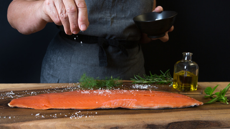 Seasoning salmon with salt