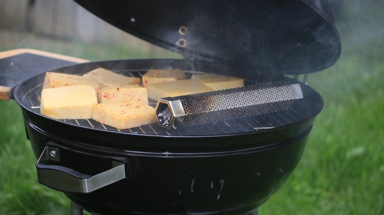 Cold smoking cheese on grill 