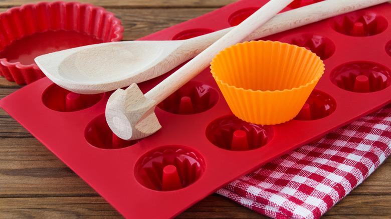 Silicone tray with utensils and cupcake liners
