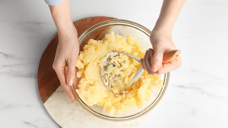 Making mashed potatoes 